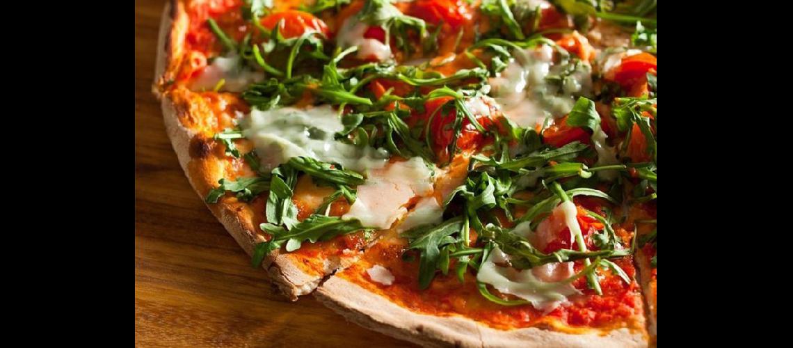  Usar queso descremado harina integral para la masa y agregarle vegetales tips para una pizza saludable