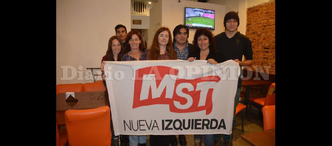  Los integrantes del MST portan la bandera de Izquierda el Frente por el Socialismo durante la presentación de su lista de precandidatos (LA OPINION)
