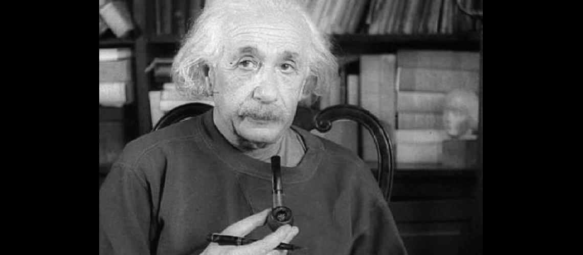  Albert Einstein era un empedernido fumador de pipa