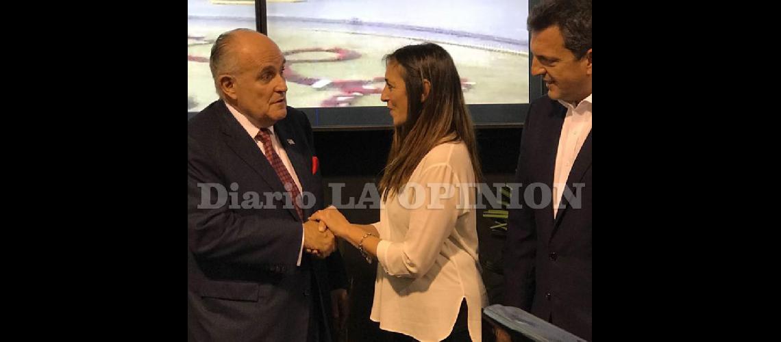  Marita Conti en el momento de saludar a Giuliani junto a Massa (PRENSA 1PAIS)
