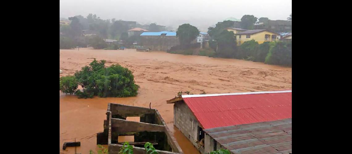  En Freetown una ciudad superpoblada de cerca de 12 millones de habitantes llueve seis meses al año (NA)