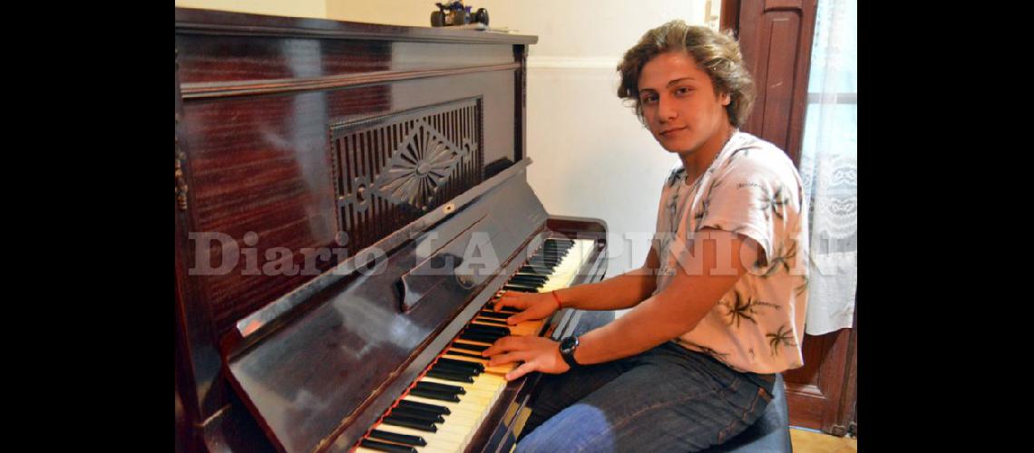  Juan Victorio Naim junto a su piano en la intimidad de su casa en el barrio Centenario (LA OPINION)