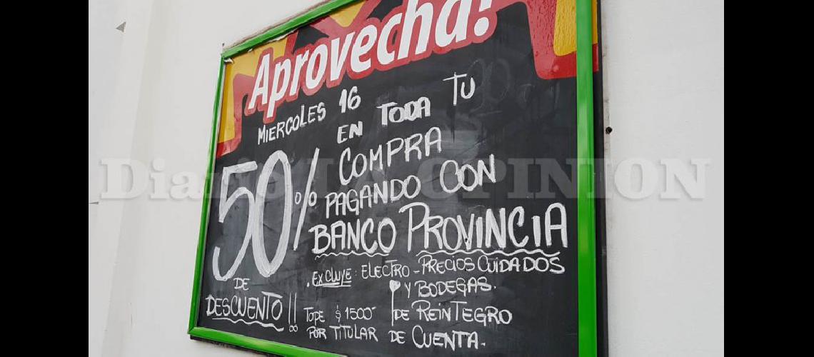  Los supermercados adheridos a la promoción anunciaron de distintas maneras el beneficio del Banco Provincia (LA OPINION)