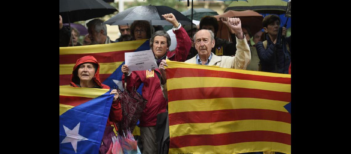  Manifestantes con la bandera de Cataluña en apoyo del referéndum del 1º de octubre (NA)