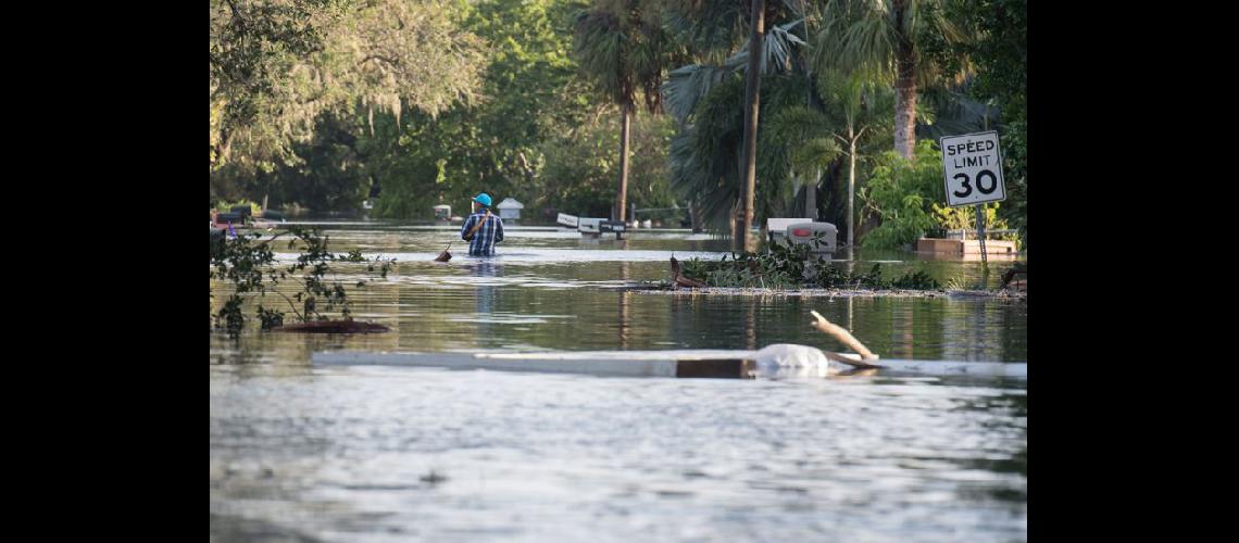  Un vecino de Bonita Spring Florida tratando de regresar a su casa después del paso del huracn (NA)