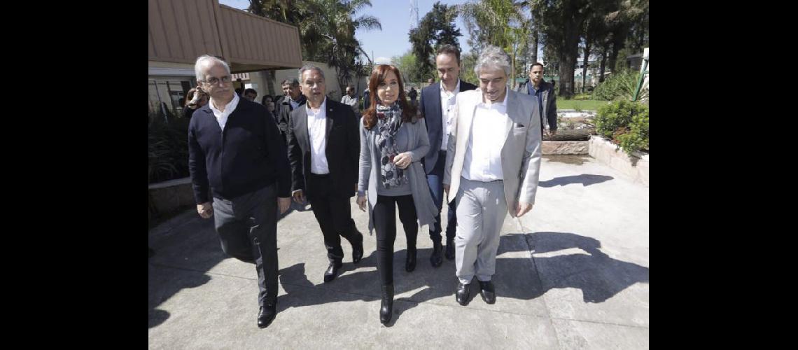  Cristina Kirchner recorrió Ituzaingó acompañada por Jorge Taiana y  el intendente Alberto Descalzo (NA)