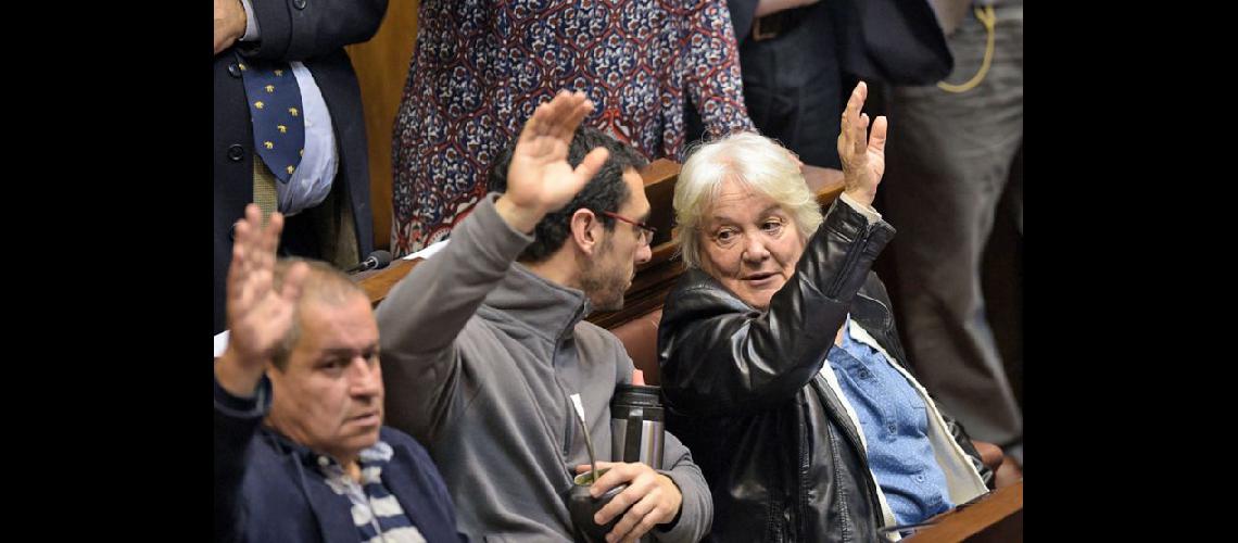  Lucía Topolansky integra la coalición de izquierda Frente Amplio y es la esposa de José Pepe Mujica (NA)