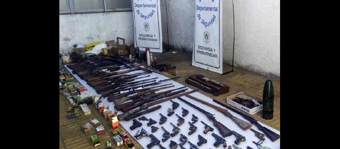  Adems de las armas se secuestraron 9500 proyectiles de diversos calibres y otros elementos (NA)