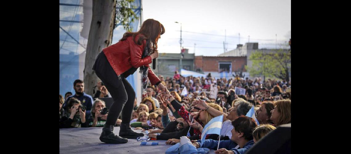  Cristina Kirchner hizo pie en Lanús donde compartió escenario con varios candidatos (NA)