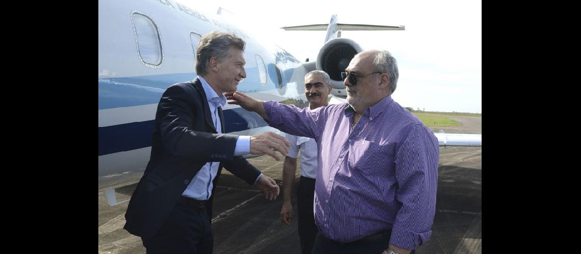  Mauricio Macri saluda a Ricardo Colombi luego de aterrizar en Corrientes (NA)