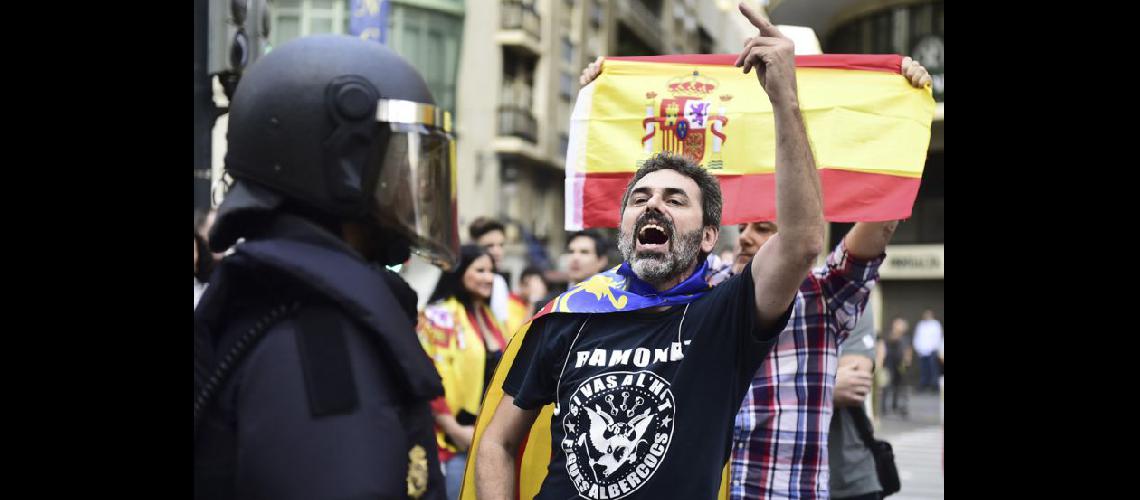  Un manifestante cataln increpa a un policía español (NA)