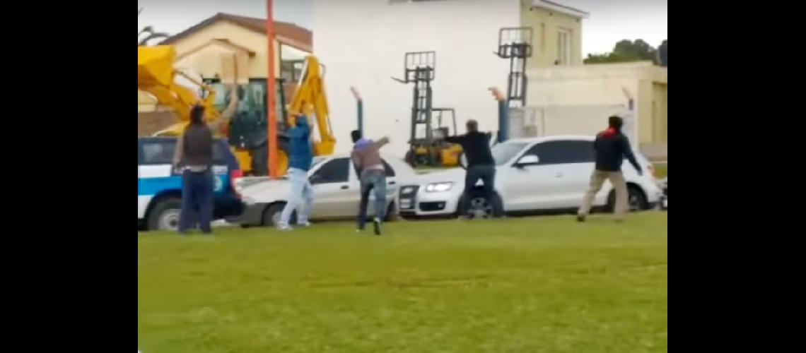  Manifestantes arrojaron huevos al Audi que trasladaba al presidente (NA)