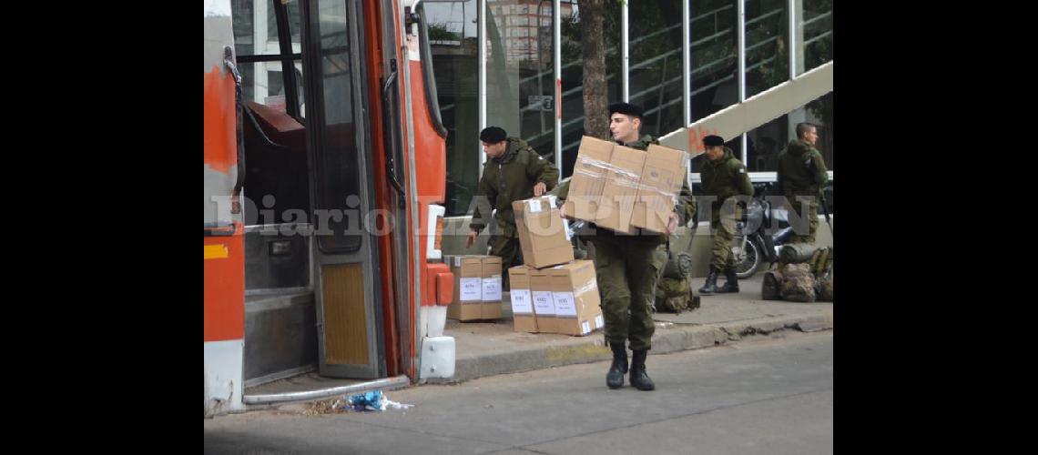  Los efectivos del Ejército tienen a su cargo el traslado de las urnas hasta los centros de votación (ARCHIVO LA OPINION)