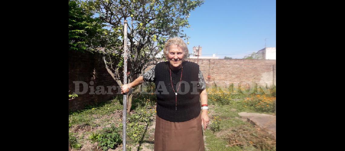  Rosa Ciuffo en el patio de su casa entre sus plantas donde pasa tiempo haciendo la quinta (LA OPINION)