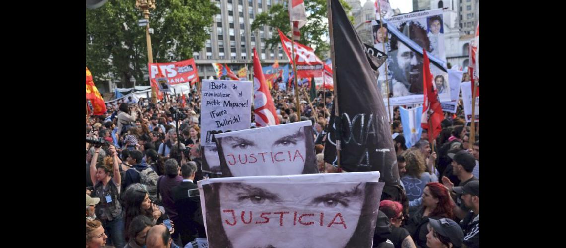  Marcha en reclamo de justicia por la muerte de Santiago Maldonado en la Plaza de Mayo (NA)