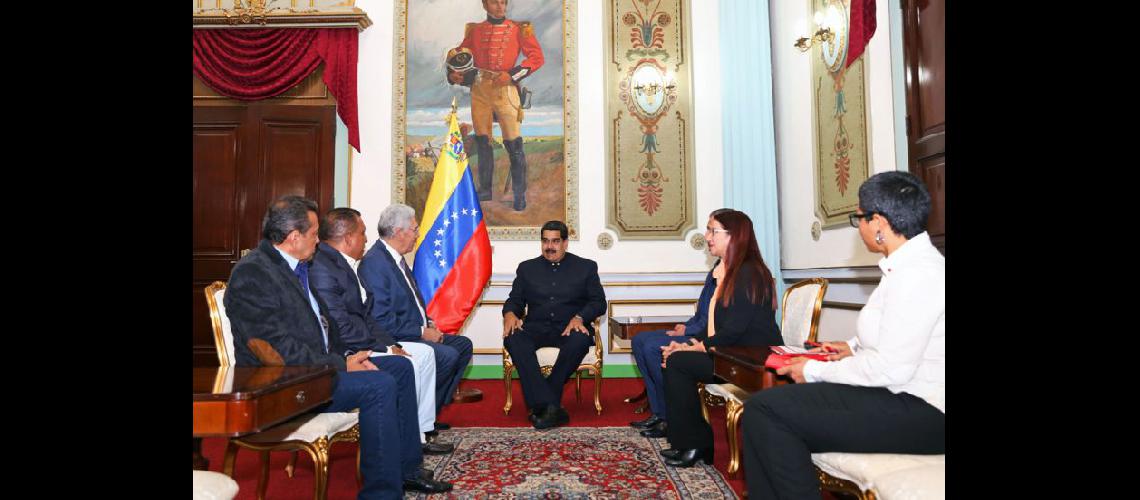  Nicols Maduro durante la reunión que mantuvo ayer con los gobernadores opositores que juraron (NA)