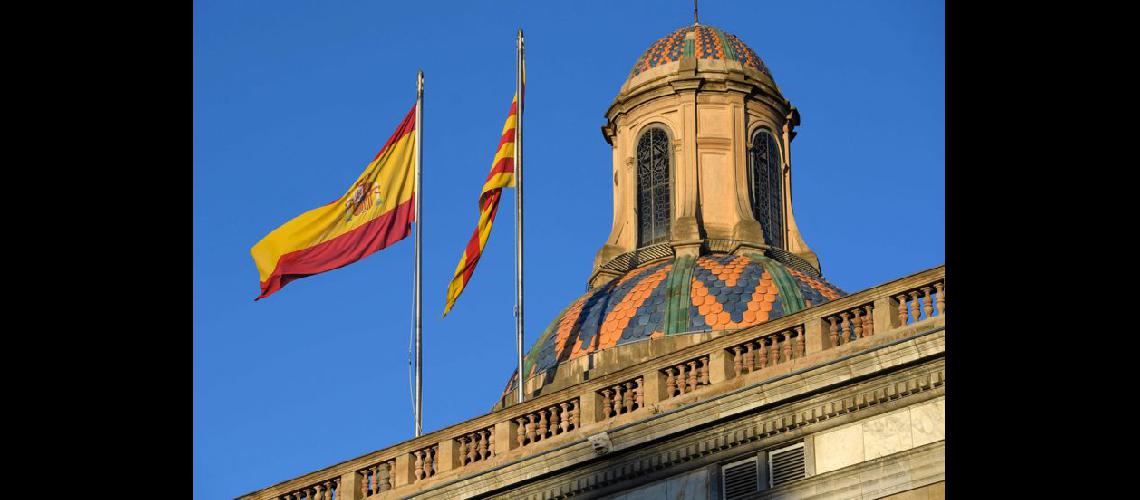  Las banderas de España y de Cataluña flamean frente al Palacio de la Generalitat en Barcelona (NA)