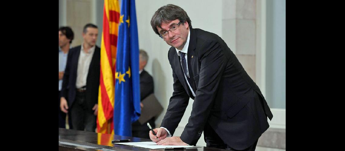  Puigdemont desde Bélgica exigió la liberación de los consejeros y del vicepresidente Junqueras (NA)