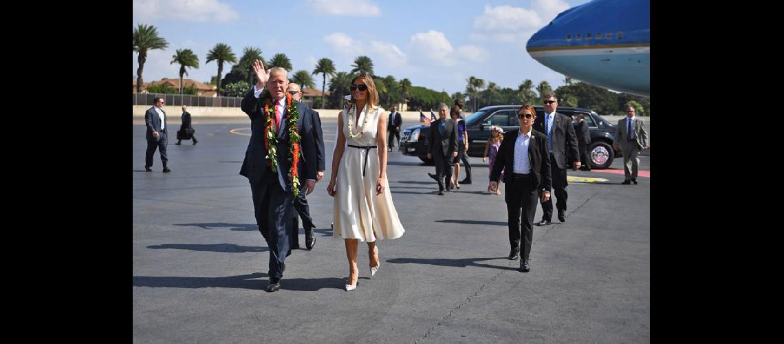 Donald y Melania Trump a su llegada a Hawai donde rindieron homenaje a los caídos en Pearl Harbor (S3AMAZONAWSCOM)