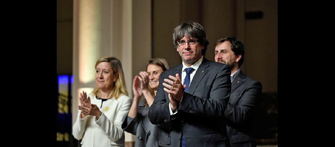  Carles Puigdemont durante un encuentro de alcaldes catalanes celebrado ayer en Bruselas (NA)