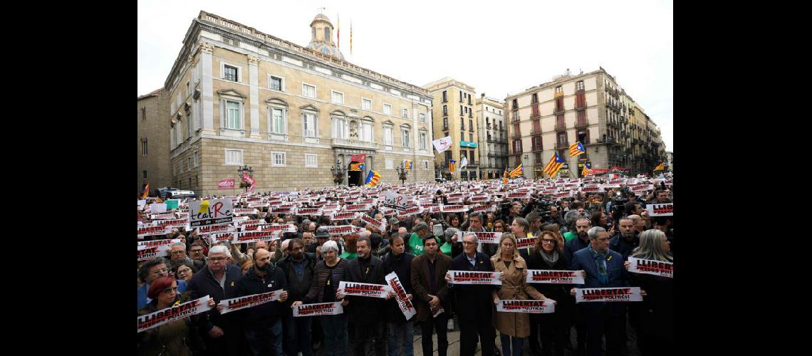  La gente con carteles que dicen Presos políticos libres y banderas catalanas frente a la Generalitat (NA)