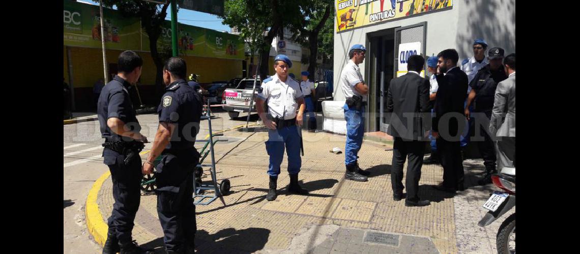  El violento robo se registró frente al supermercado Tres Reyes de Avenida de Mayo y Monteagudo (LA OPINION)