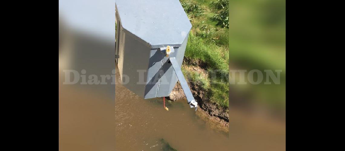   El equipamiento para medición apareció dañado en el Puente de la Cruz (LA OPINION)