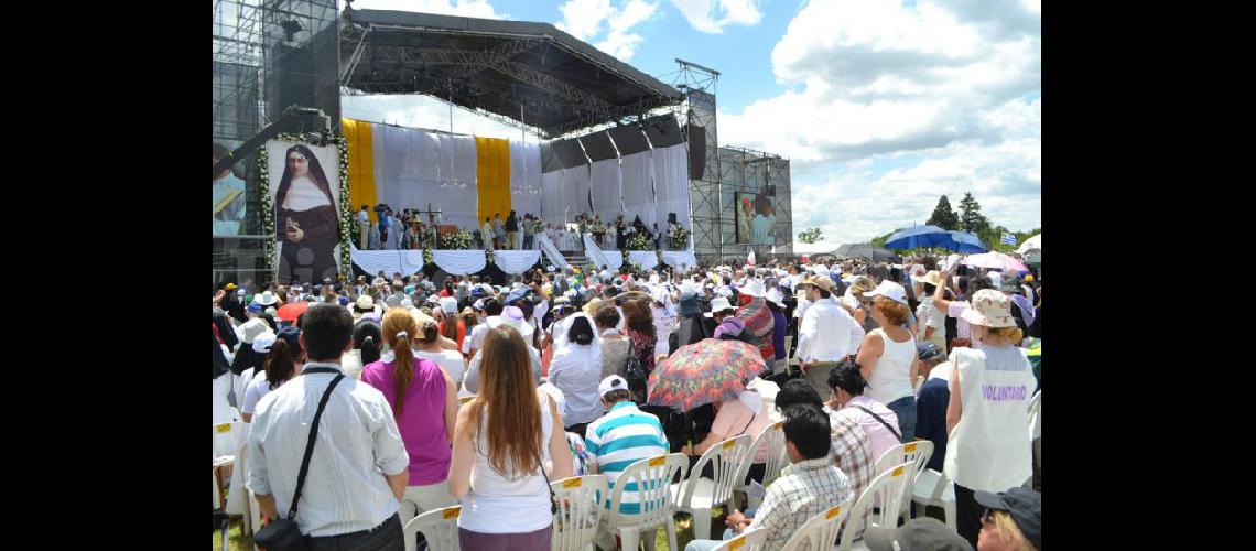  El 17 de noviembre de 2012 en un acto masivo realizado en El Panormico Crescencia quedó a un paso de la santidad  (ARCHIVO LA OPINION)