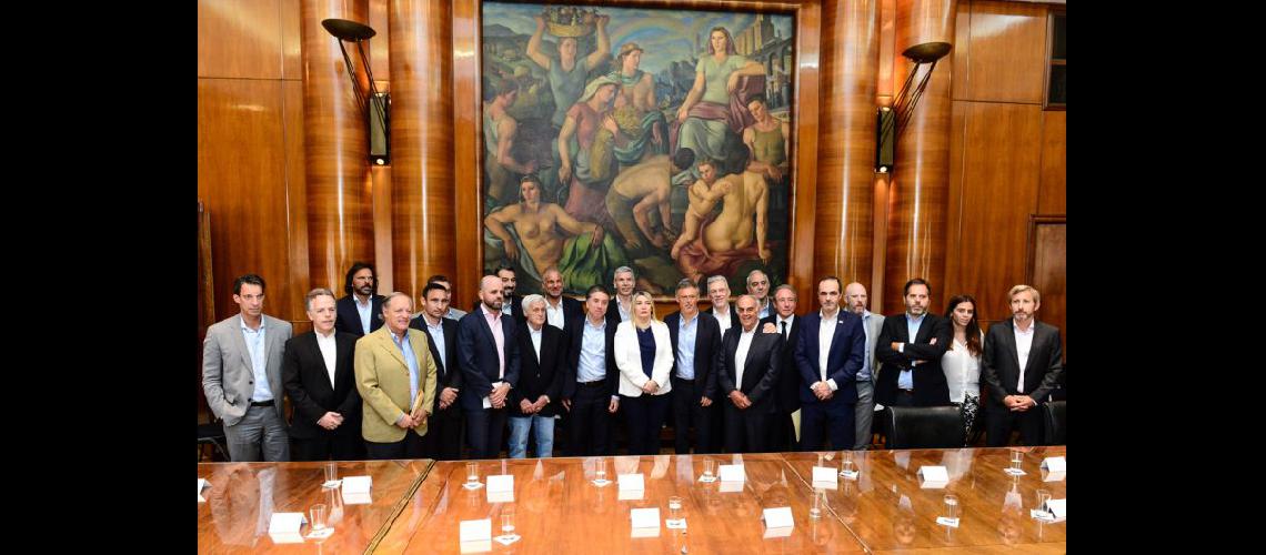  Funcionarios nacionales de la provincia de Tierra del Fuego empresarios y la UOM firmaron el acuerdo (NA)