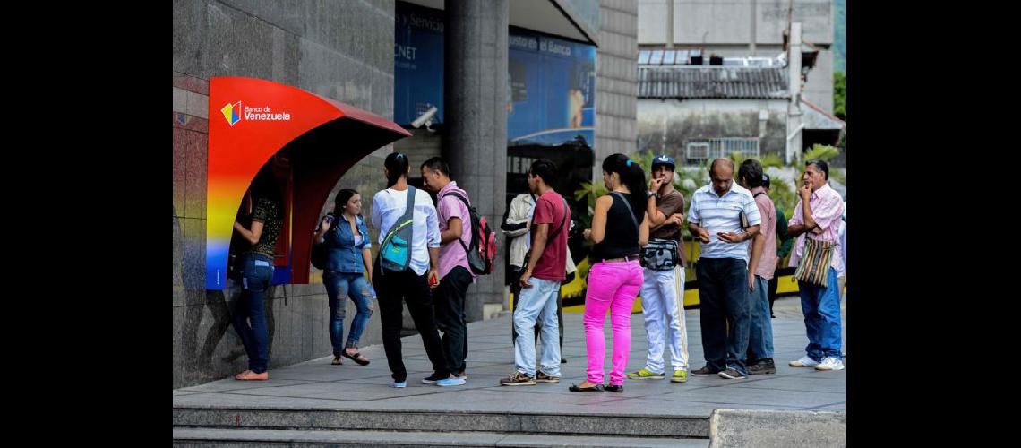  La gente hace cola para retirar dinero de un cajero automtico en Caracas Venezuela (NA)