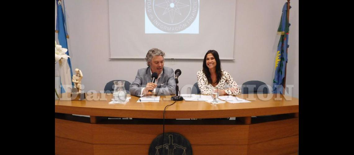  Mariano Federici y María Eugenia Talerico mximos referentes de la UIF  fueron los disertantes (LA OPINION)