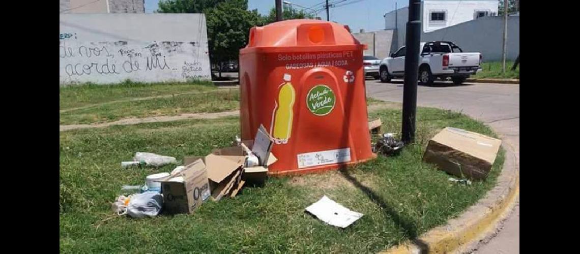  Las campanas de recolección de residuos fueron atacadas y dañadas la basura quedó desparramada en la calle (LA OPINION) 