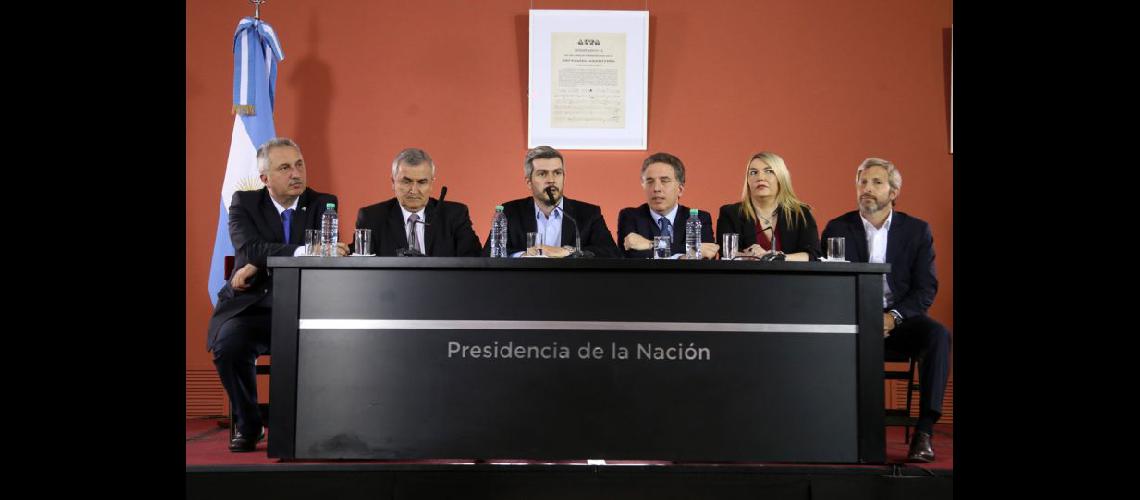 Peña y Dujovne flanqueados por Passalacqua Morales Bertone y Frigerio durante el anuncio (NA)