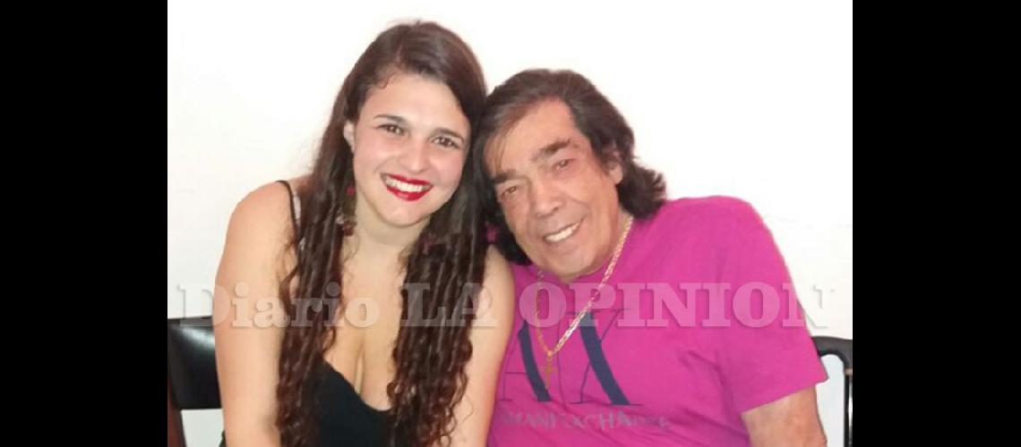  Rocío Pérez junto a Cacho Castaña La joven cantante ya se presentó en dos oportunidades en Café la Humedad (ROCIO PEREZ)