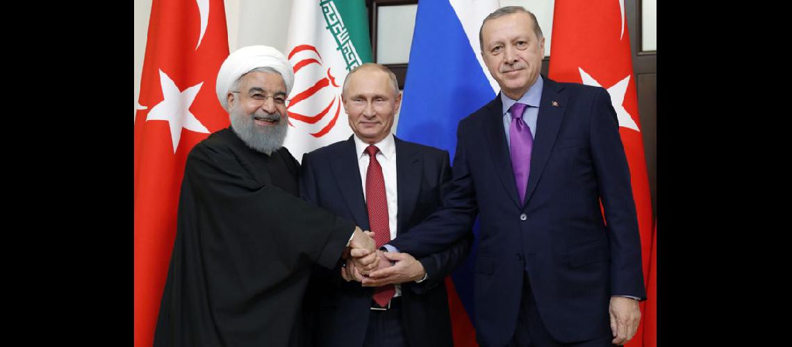  El presidente ruso Putin flanqueado por sus pares de Irn Hasan Rohani y de Turquía Tayyip Erdogan (NA)