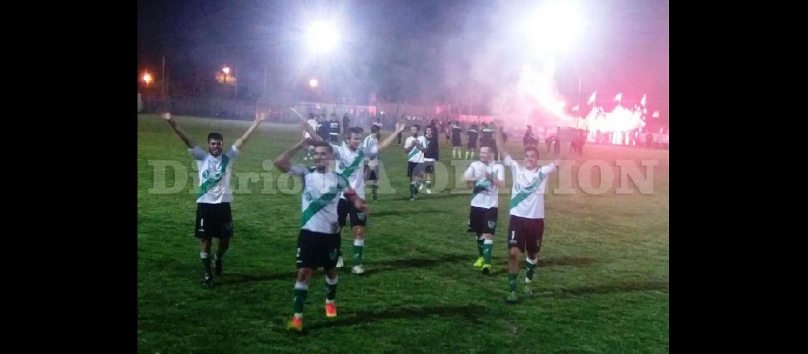  Los jugadores de Juventud Obrera invadidos por una enorme alegría en Ramallo (PRENSA LIGA DE FUTBOL DE PERGAMINO)