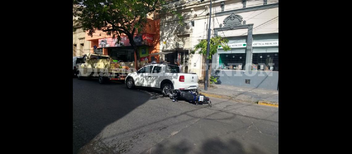  Una moto una camioneta y un auto involucrados en el accidente de Merced y General Paz (LA OPINION)