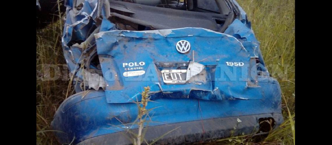  El auto Volkswagen Polo en el que viajaban los cuatro pergaminenses se despistó y volcó (BOMBEROS ARROYO DULCE)