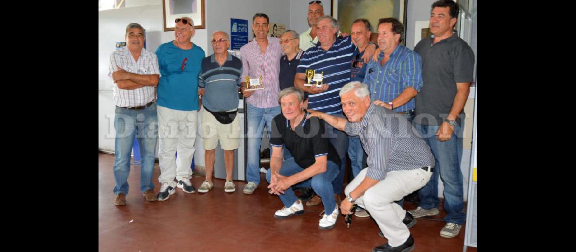  Marcelo Duffy y Mauricio Musso junto a otros destacados exbasquetbolistas (LA OPINION)