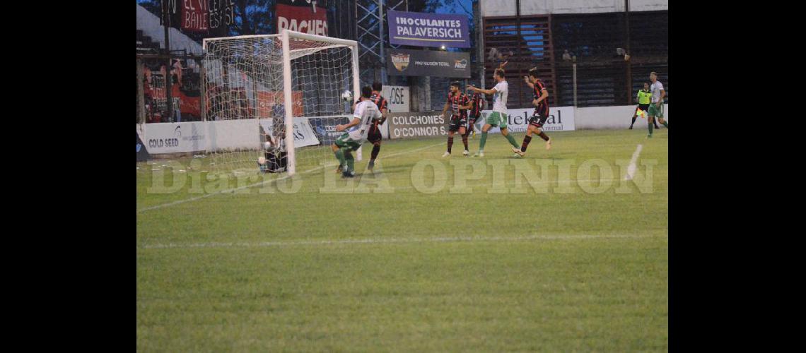  El nuevo DT de Douglas debutó en el rojinegro con un triunfo 4 a 1 sobre Sportivo Belgrano (LA OPINION)