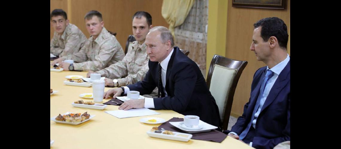  El presidente ruso Vladimir Putin y su par de Siria Al Asad durante la reunión que mantuvieron ayer  (NA)