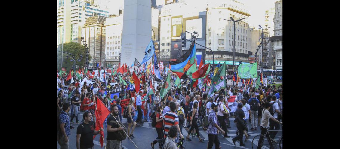  Manifestantes de diferentes sectores políticos y sociales se movilizaron ayer en repudio de la OMC (NA)