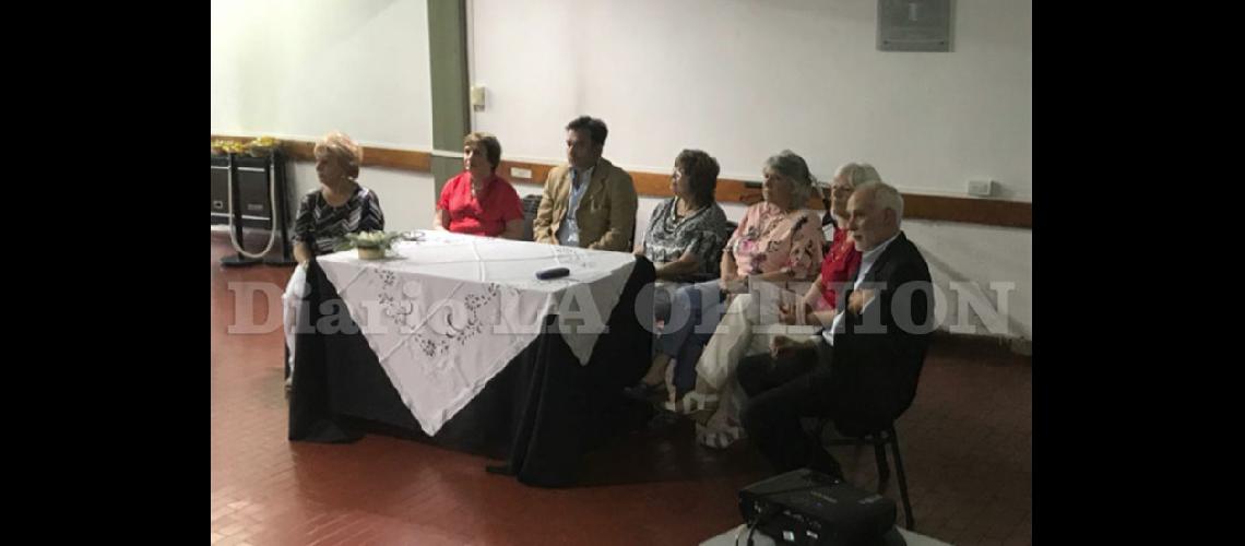  Los autores del libro durante la presentación en la sede del Instituto Nº 5 del barrio General San Martín (LA OPINION)