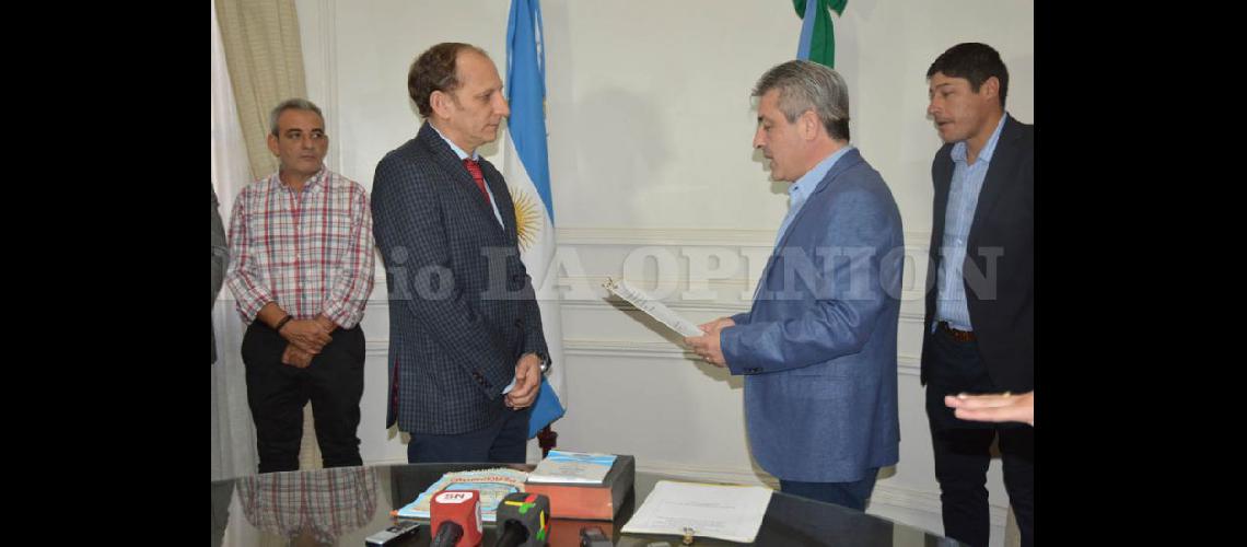 Julio Adrover reemplazó a Matías Villeta y juró como secretario de Salud (LA OPINION)
