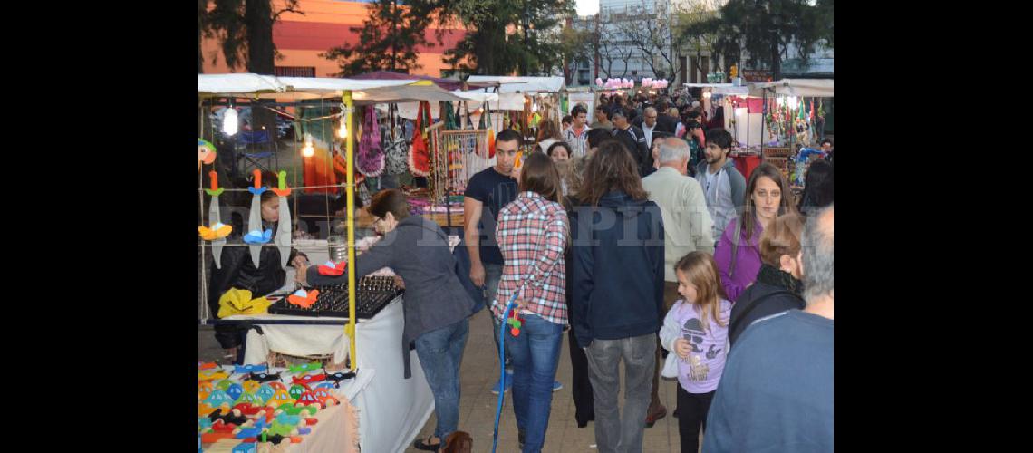 Desde este viernes y hasta el domingo se desarrollar en la Plaza 25 de Mayo la Feria Artesanal Navideña (LA OPINION)