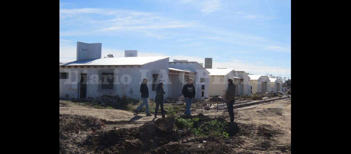  Damnificados por maniobras fraudulentas en la construcción del complejo de 148 viviendas (ARCHIVO LA OPINION)
