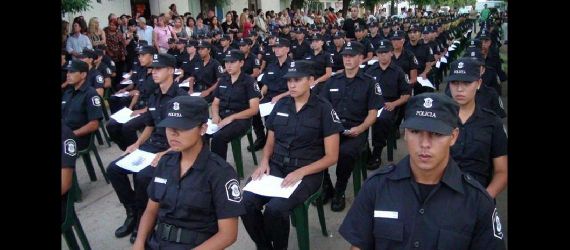  Una nueva camada de oficiales egresó de la Escuela Descentralizada de Rafael Obligado (HOY ROJAS)