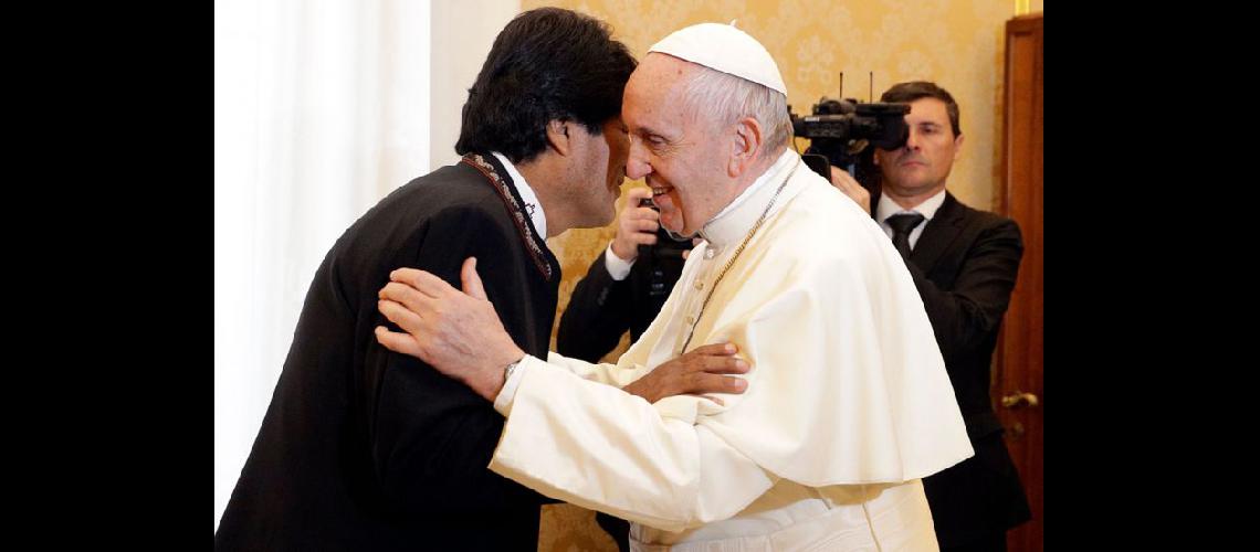  Evo Morales que se reunía por quinta vez con el Papa fue recibido en la biblioteca privada (NA)