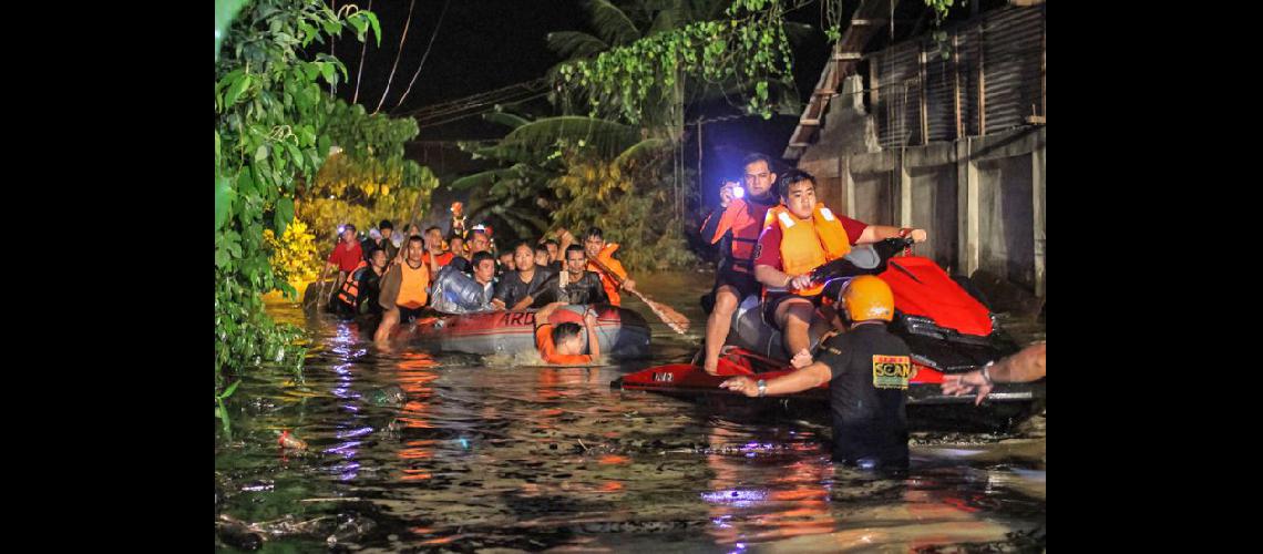  La tormenta tropical que provocó inundaciones y aludes de tierra debía llegar a la isla de Palawan (NA)