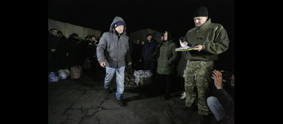  El intercambio de cautivos en una carretera cerca de la ciudad de Gorlivka a 40 kilómetros de Donetsk (NA)